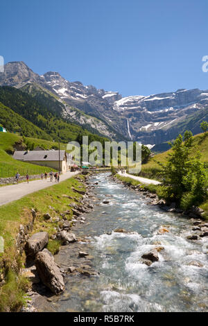 Les marcheurs, le Cirque de Gavarnie, Pyrénées, Gascogne, France Banque D'Images