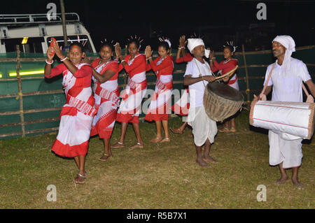 Danse folklorique de Kodal Adivasi bustee Jaldapara au Parc National d'Alipurduar district de l'ouest du Bengale, en Inde Banque D'Images