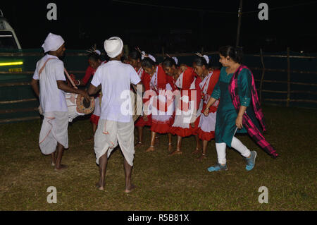 Danse folklorique de Kodal Adivasi bustee Jaldapara au Parc National d'Alipurduar district de l'ouest du Bengale, en Inde Banque D'Images