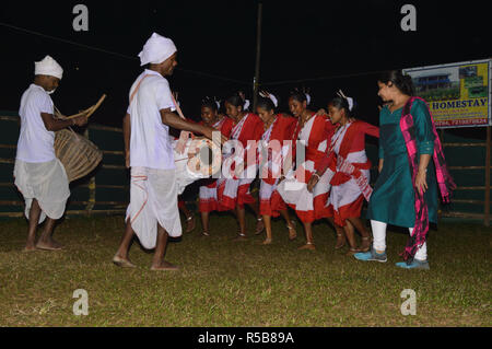 Danse folklorique de Kodal Adivasi bustee Jaldapara au Parc National d'Alipurduar district de l'ouest du Bengale, en Inde Banque D'Images