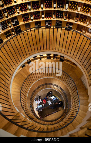 France, région Aquitaine, Département de la Gironde, de Bordeaux, de l'aperçu de l'escalier l'Intendant wineshop Banque D'Images