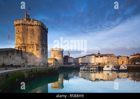 France, Poitou-Charentes, Charente-Maritime, La Rochelle, Vieux Port, Tour Saint-nicolas et Tour de la chaîne des tours, matin Banque D'Images