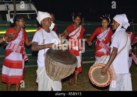 Danse folklorique de Kodal Adivasi bustee Jaldapara au Parc National d'Alipurduar district de l'ouest du Bengale, en Inde Banque D'Images