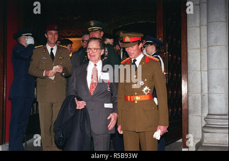 Le Prince Philippe de Belgique, l'Ambassadeur du Luxembourg, et le Prince Henri de Luxembourg quitter les services d'église honorant ceux perdus à la Bataille des Ardennes, il y a 50 ans. Banque D'Images