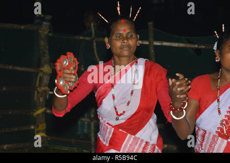 Danse folklorique de Kodal Adivasi bustee Jaldapara au Parc National d'Alipurduar district de l'ouest du Bengale, en Inde Banque D'Images