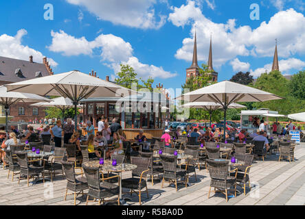 Cafe de la chaussée dans le centre de la ville historique de Roskilde avec les tours de la cathédrale en arrière-plan, la Nouvelle-Zélande, le Danemark Banque D'Images