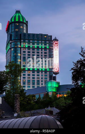 NIAGARA FALLS, CANADA - LE 29 MAI 2016 Casino : bâtiment vu sur du côté canadien des chutes du Niagara. Banque D'Images