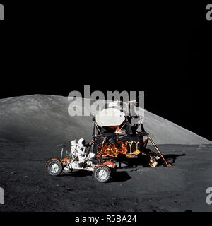 (11 décembre 1972) --- L'astronaute Eugene A. Cernan, commandant de la mission Apollo 17, fait une courte commander du Rover lunaire au cours de la première partie de la première Apollo 17 activité extravéhiculaire (EVA) à l'atterrissage de Taurus-Littrow. Banque D'Images