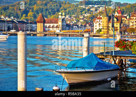 Ville de Lucerne lac coloré waterfront et points de repère, Suisse centrale Banque D'Images