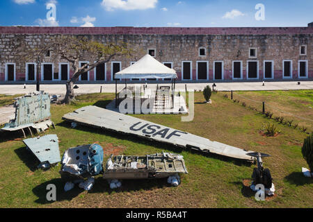 Cuba, La Havane, Fortaleza de San Carlos de la Cabana fortress, débris d'appareils américains Banque D'Images