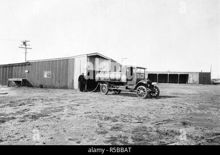 La guerre des industries - l'essence - La Standard Oil Company de camions des livraisons d'essence et d'huiles aux stations à Camp Devens, Massachusetts ca. 1915-1920 Banque D'Images