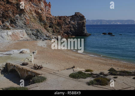 Paliorema mine de soufre et des installations de traitement, île de Milos, Grèce Banque D'Images