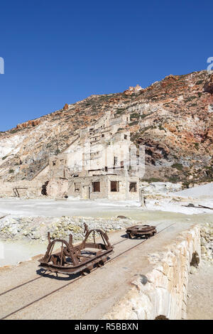 Paliorema mine de soufre et des installations de traitement, île de Milos, Grèce Banque D'Images