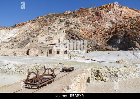 Paliorema mine de soufre et des installations de traitement, île de Milos, Grèce Banque D'Images