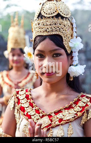 L'Apsara traditionnelle danseurs, le temple Bayon, Angkor Wat, Siem Reap, Cambodge Banque D'Images