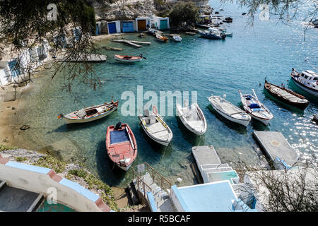 La belle couleur et villages de pêcheurs de Mandrakia à Milos Banque D'Images