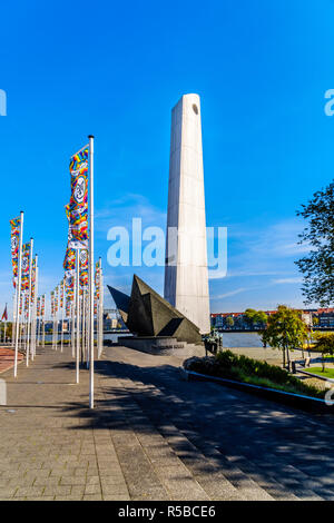 De Boeg (l'Arc) Monument commémoratif de guerre à la Nieuwe Maas (rivière) à Rotterdam, en souvenir de la flotte marchande des marins qui ont péri dans la seconde guerre mondiale Banque D'Images