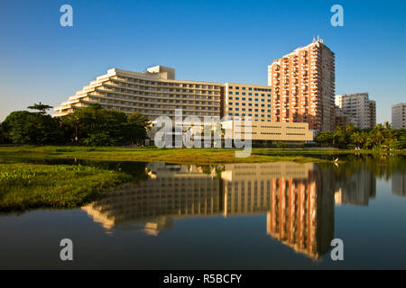 La Colombie, Bolivar, Cartagena de Indias, Bocogrande, El Laguit, Hilton Hotel reflétant dans lagoon à l'aube Banque D'Images