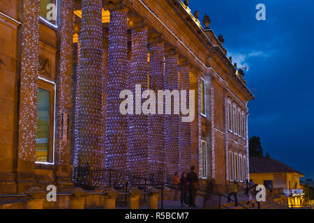 La COLOMBIE, Bogota, La Candelaria, Plaza de Bolivar, Palais de Justice de nuit Banque D'Images