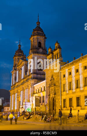 La COLOMBIE, Bogota, La Candelaria, Plaza de Bolivar, Cathédrale de nuit Banque D'Images