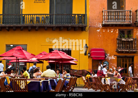 La Colombie, Bolivar, Cartagena de Indias, Plaza de Santa Domingo, les gens assis dans le restaurant de plein air Banque D'Images