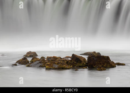 Cascade Godafoss dans un jour brumeux en Islande Banque D'Images