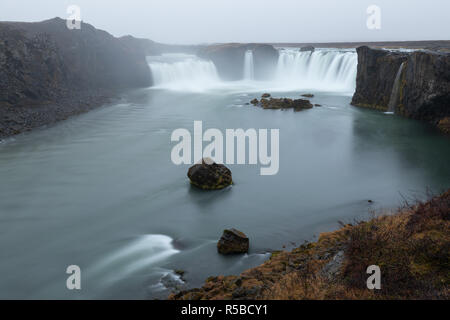 Cascade Godafoss dans un jour brumeux en Islande Banque D'Images