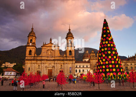 La COLOMBIE, Bogota, Plaza de Bolivar, Cathédrale Primada, néoclassique à Noël Banque D'Images