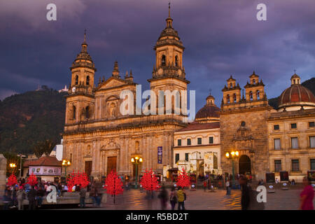 La COLOMBIE, Bogota, Plaza de Bolivar, Cathédrale Primada, néoclassique à Noël Banque D'Images