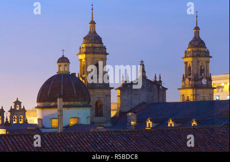 La COLOMBIE, Bogota, tours de la Catedral Primada, plafonnier et Beffroi de la Capilla del Sagrario, Plaza de Bolivar Banque D'Images