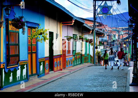 Guatape, la Colombie, la destination touristique en dehors de Medellin, petite ville connue pour ses 'Zocalos" qui sont fabriqués de panneaux peints de trois dimensions qui orne les murs colorés de la ville Banque D'Images
