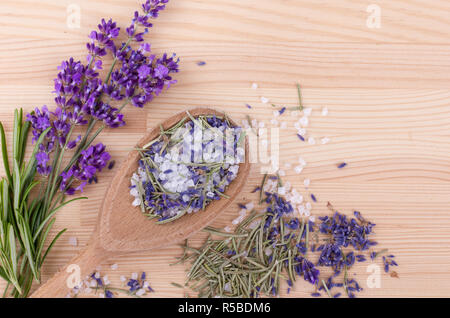 Avec une cuillère de sel aux herbes et fleurs lavande romarin Banque D'Images