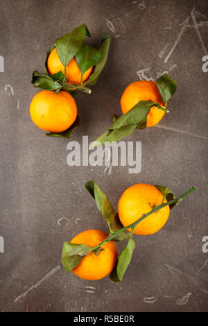 Mandarine - oranges, mandarines, clémentines, d'agrumes, avec des feuilles, copy space Banque D'Images