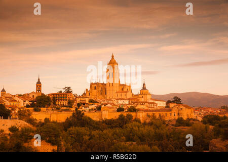 L'Espagne, Castilla y Leon Région, province de segovia, Ségovie, vue sur la ville avec la cathédrale de Ségovie Banque D'Images