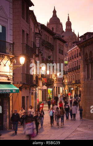 L'Espagne, Castilla y Leon Région, province de segovia, Ségovie, les piétons sur la rue Calle Juan Bravo Banque D'Images