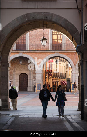 L'Espagne, Castilla y Leon Région, province d'Avila, Avila, Plaza del Mercado Chico, archway Banque D'Images