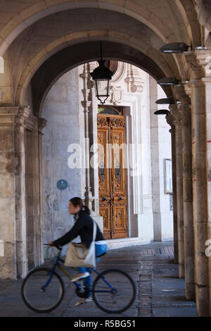 L'Espagne, Castilla y Leon Région, Province de Burgos, Burgos, la Plaza Mayor, des arches Banque D'Images