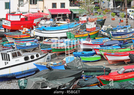 Bateaux de pêche au port de Camara de Lobos à Madère Banque D'Images