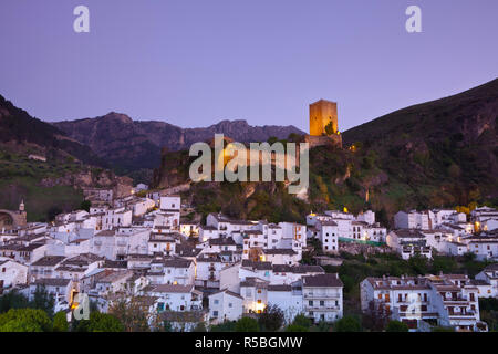 Le château Mauresque Yedra allumé au crépuscule, Cazorla, Jaen Province, Andalusia, Spain Banque D'Images