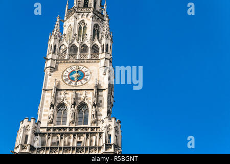 Réveil sur le nouvel hôtel de ville sur la Marienplatz, Munich montrant 6 heures de temps. L'espace pour le texte. Banque D'Images