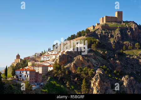 Le château de style mudéjar avec vue sur le village de montagne de Segura de la Sierra, province de Jaén, Andalousie, Espagne Banque D'Images