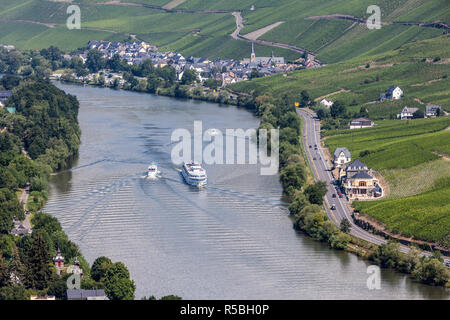 Bernkastel-kues, Allemagne. Bateau de tourisme et deux petits bateaux de plaisance sur la Rivière Moselle. Banque D'Images