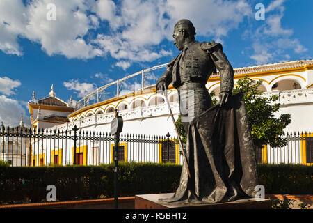 Espagne, Andalousie, région Province de Séville, Séville, la Plaza de Toros de la Real Maestranza, statue de torero Curro Romero Banque D'Images