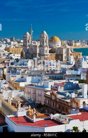 Espagne, Andalousie, Cadix Région Cadix Province, vue sur la ville, avec la cathédrale de la tour Torre Tavira Banque D'Images