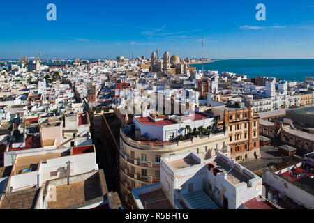 Espagne, Andalousie, Cadix Région Cadix Province, vue sur la ville, avec la cathédrale de la tour Torre Tavira Banque D'Images