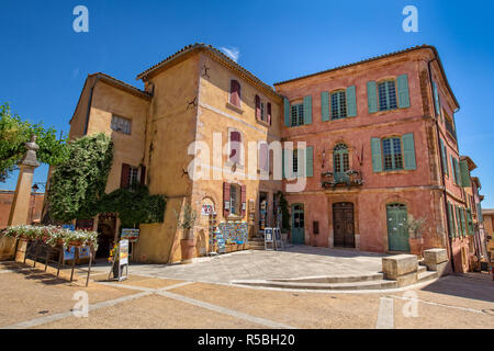 Hôtel de ville sur la place principale de la Place De La Mairie de Roussillon, Luberon, Provence, Vaucluse, France Banque D'Images