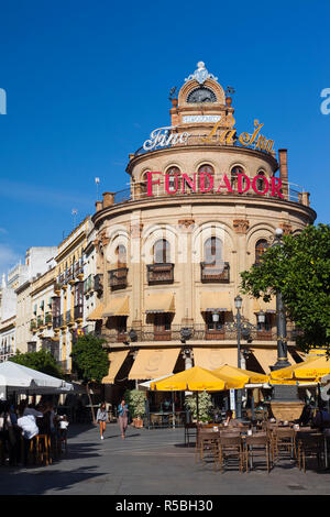 Espagne, Andalousie, Cadix Région Province, Région du Triangle Sherry, Jerez de la Frontera, sur la Calle Larga Banque D'Images