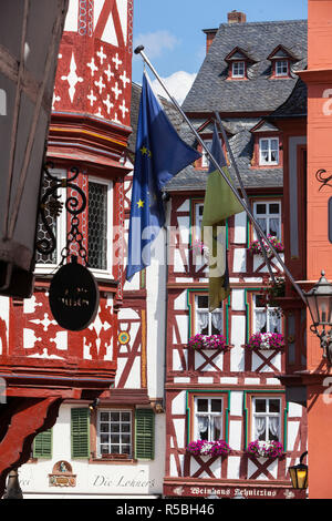 Bernkastel-kues, Allemagne. Une maison à colombages sur la place du marché. Banque D'Images