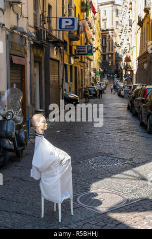 Une enseigne de barbier dans une rue latérale, à Naples, Italie. Banque D'Images