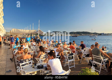 L'Espagne, Îles Baléares, Ibiza, Sant Antoni, les gens regardant le coucher du soleil sur le célèbre Café del Mar Banque D'Images